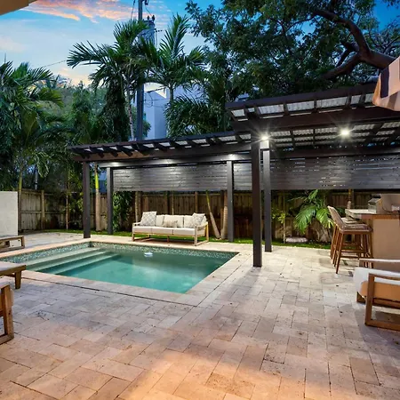 Las Olas Oasis - Heated Pool & Lush Yard